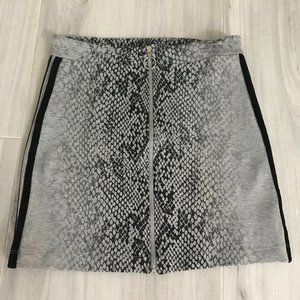 NWOT Girls Adorable! Zip up snake skin skirt!